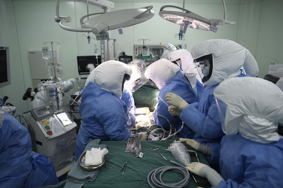 4月20日，崔志强接受肺移植手术中。陈浩/摄