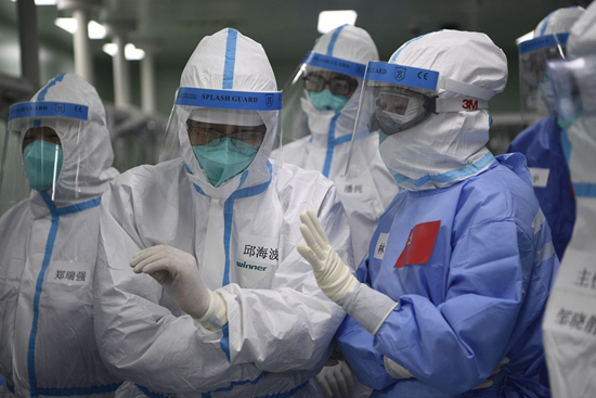 国家卫健委专家组在武汉大学人民医院东院对崔志强进行术前评估。陈浩/摄