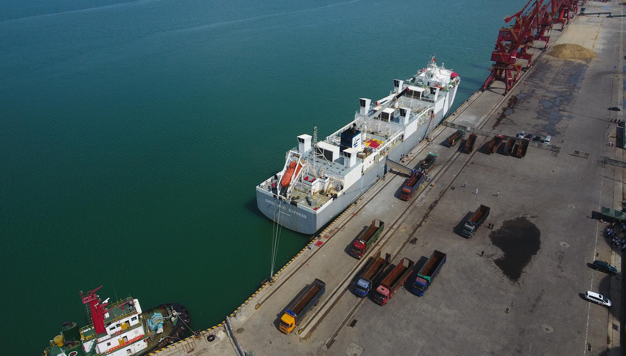 7月3日,装载澳大利亚进口活牛的货船抵达海南马村港后卸货(无人机照片