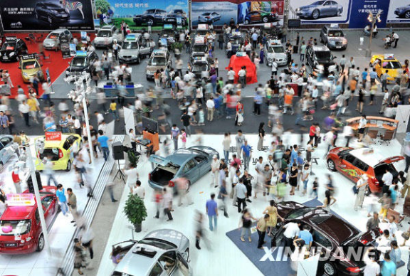 2009年，中国以300多万辆的优势首次超越美国，成为世界汽车产销第一大国。图源：新华社
