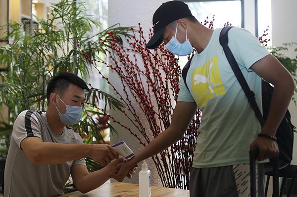 球员批准体温检测。央视信息移动网 图
