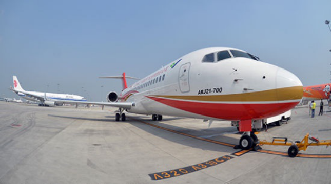  图为2015年11月，ARJ21飞机展示飞行。图源：新华网