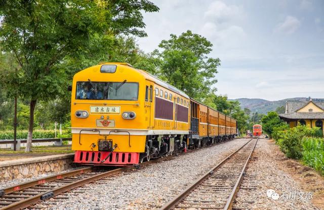 石屏小火车首次试运行:那一抹状元红在清风中真的好板扎
