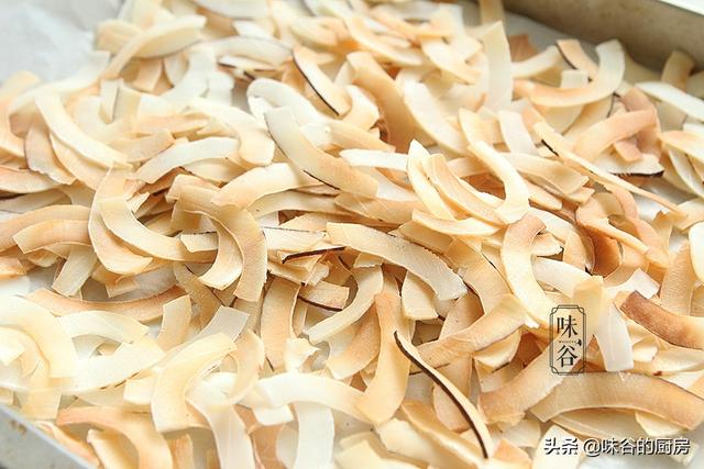 6,烤至表面微黄即可,放凉后再吃,椰子片放凉后才会变得更脆