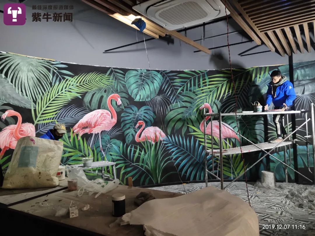 胡士群团队成员在作画33岁自主创业带着听障人士一起冲2010年他与自己