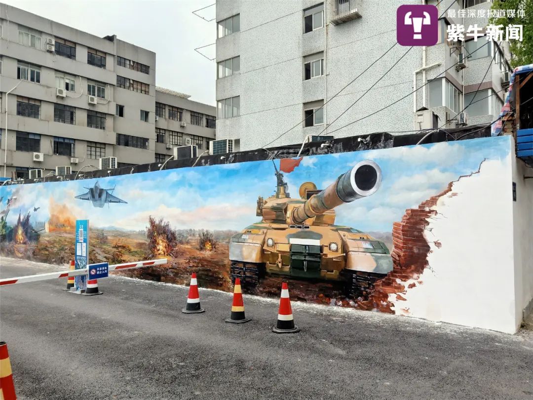 2005年,胡士群大学毕业去到湘潭公司临摹油画,之后又在杭州,上海做过