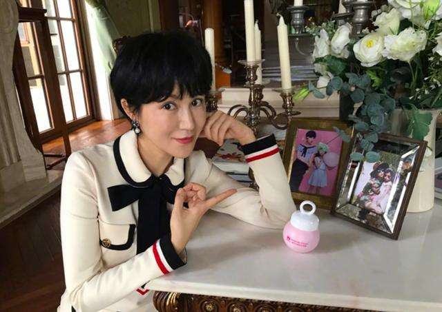 卸掉大浓妆,鲍蕾的素颜照好真实,但敢晒出来就说明直视衰老!