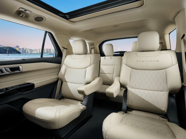 探险者大尺寸带来了车内空间的优势,座舱内部空间高达5.