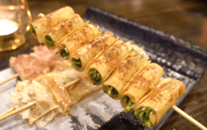 干豆腐卷上香菜,大葱和生菜,刷上油和辣酱直接烤,烤好了再撒上一把