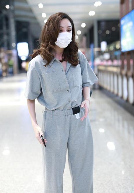 郑希怡夏季私服穿搭身穿灰色运动套装走机场轻松地美出新高度