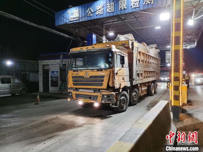 鹤壁刘庄公路超限检测站检测货运车辆。河南省交通运输厅供图