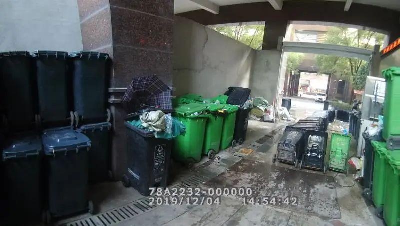 小区垃圾房就建在自家隔壁“臭气熏天”，业主难以忍受起诉，法官：侵害业主合法权益！