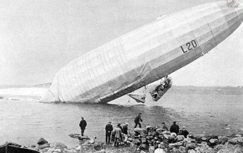 但1908年,他的第四架飞艇发生发动机故障,并失火坠毁.