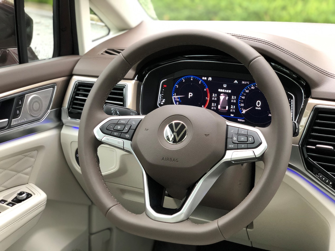 内饰方面,viloran威然采用了简洁大气的水平线条,t型布局显得简约大气