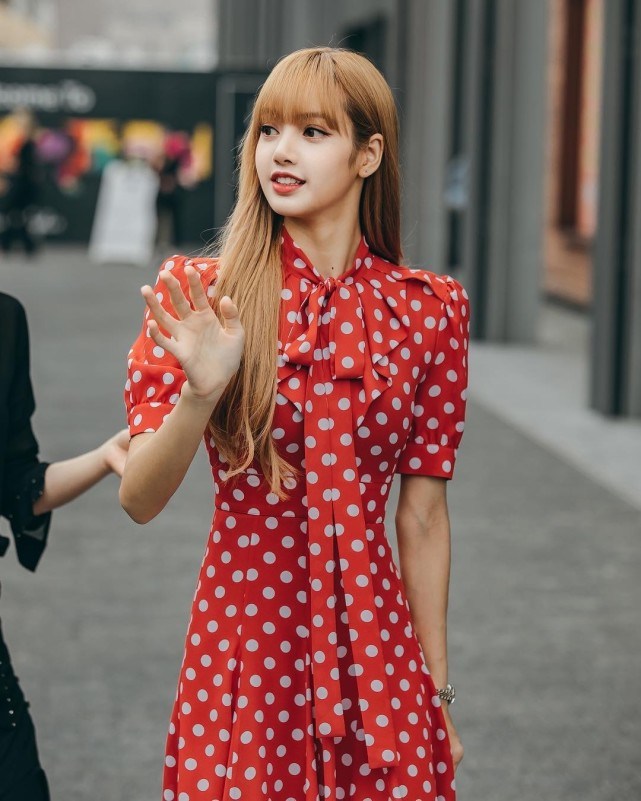 lisa私服街拍照太吸睛,身穿一身灰色休闲装,真是随性又慵懒