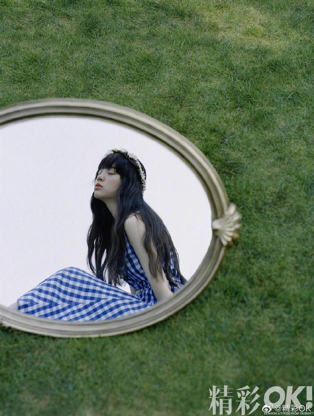 欧阳娜娜蓝格长裙配花环 草地上演绎仲夏复古风情|蓝