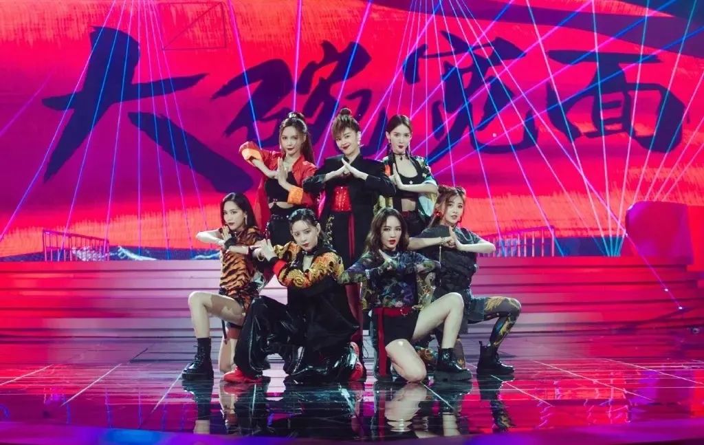 第一次公演时备受大家关注的,除了唱跳表现,还有舞台上的造型.