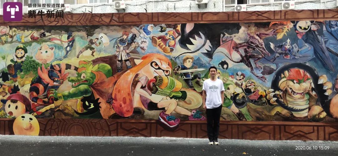 今年38岁的胡士群是湖南长沙人,小时候检测出了听力障碍.