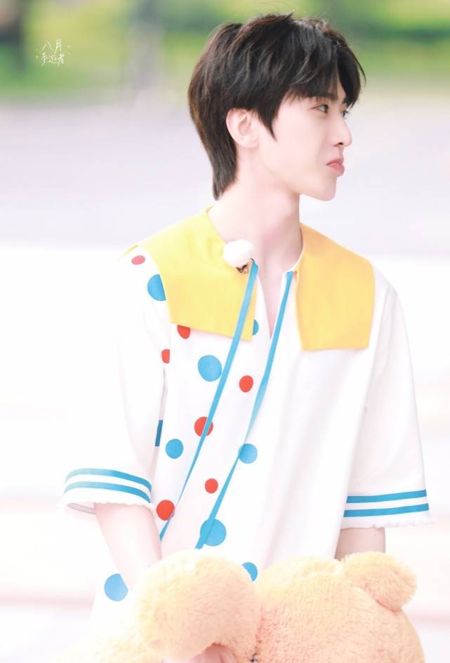 蔡徐坤综艺节目扮小丑,不料娃娃领太吸睛,高颜值秒变"小奶狗"