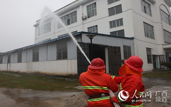 监狱开展消防演习.廖建成摄