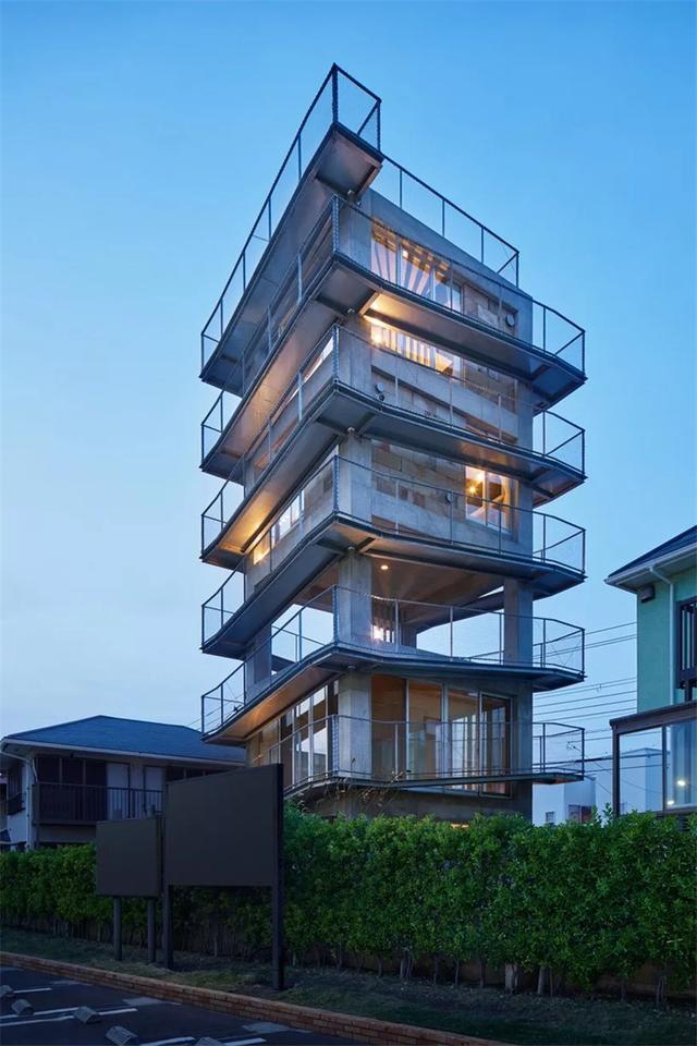 日本建筑师在想什么?全通透水泥高楼就算了,浴缸放楼顶啥意思?