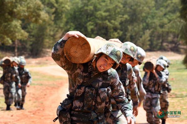 正文   武装奔袭,扛举圆木,翻越高墙……连日来,陆军第75集团军某合成