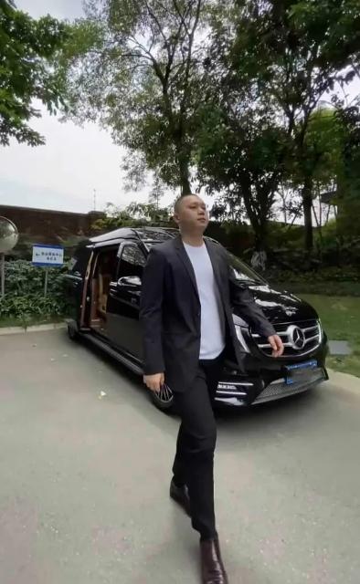 坐拥百万豪车,娇妻在怀的刘二狗,真实生活有多滋润?