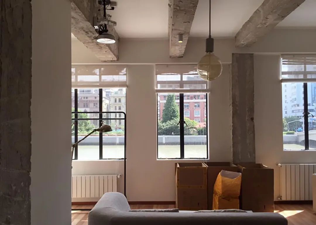 窗间墙的垂直效果是该建筑装饰上的一大特色)瑞康公寓在位于北苏州路