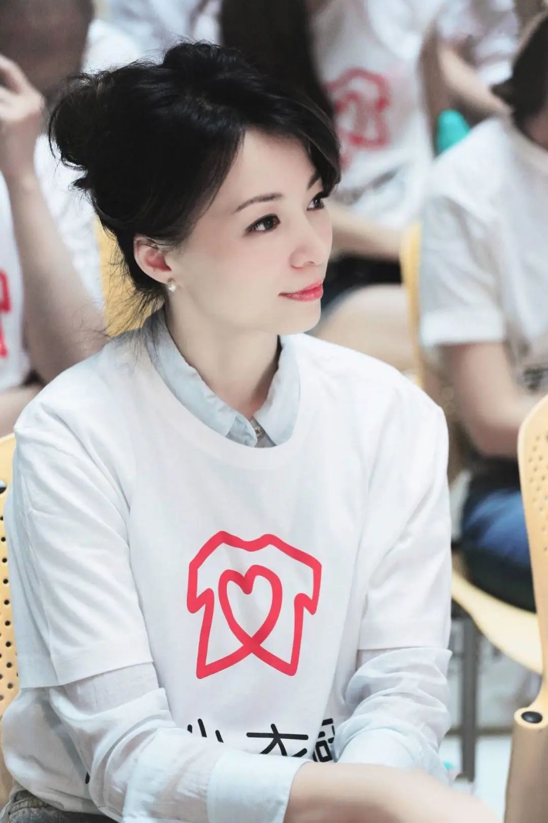 董卿旧照颜值不比女星差现46岁成妈妈辈的穿搭范本优雅又减龄