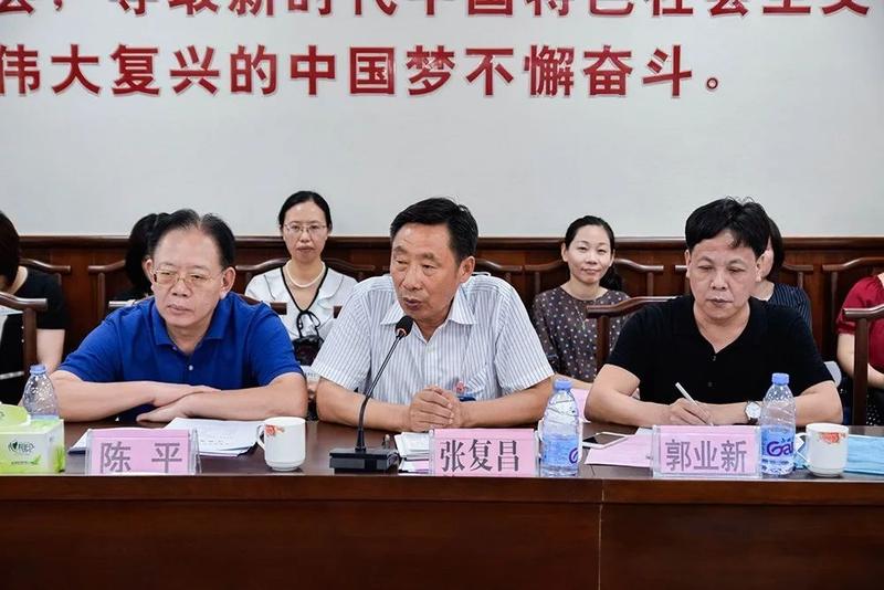 正文   学校张复昌校长代表学校对各位领导,专家莅校指导表示欢迎与