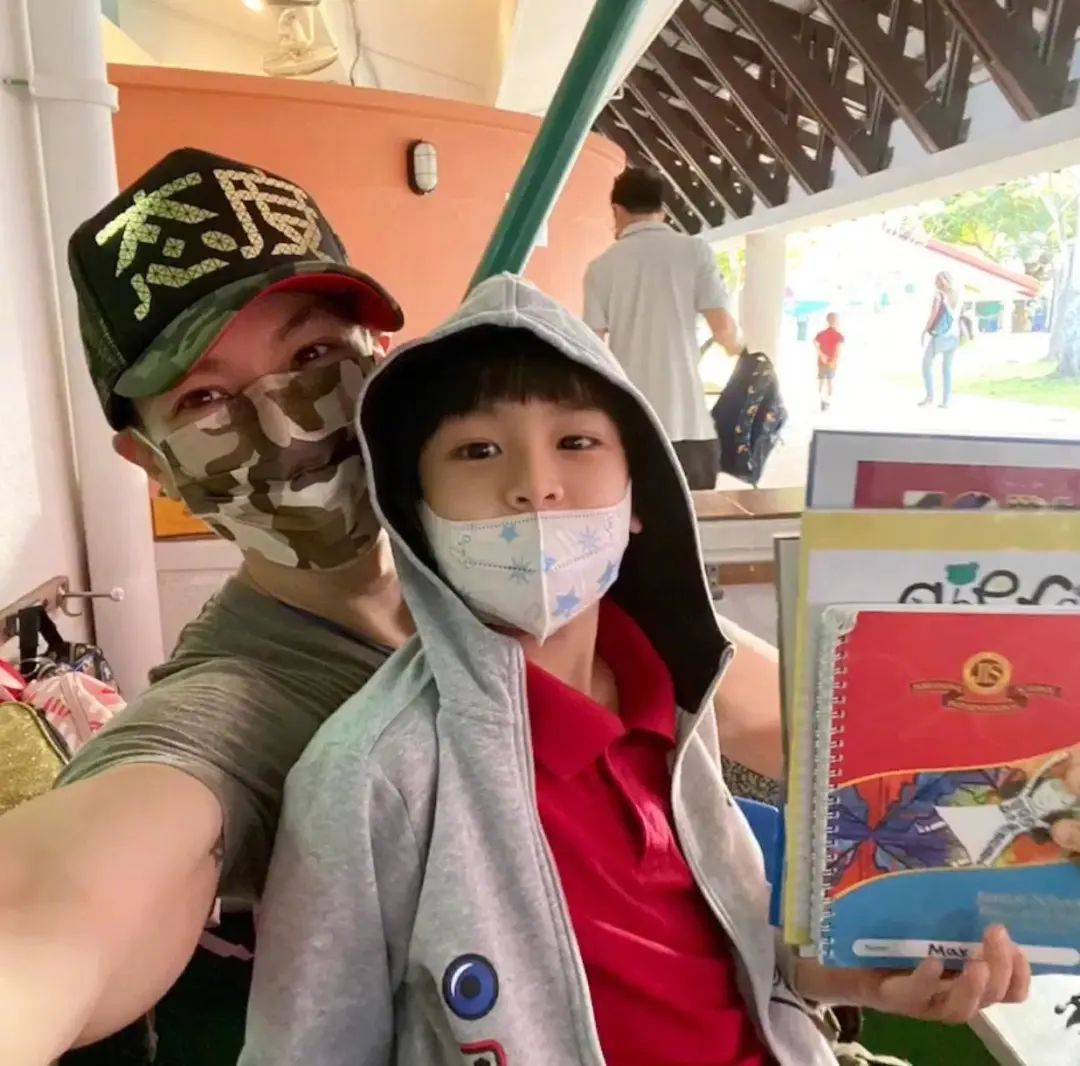 max和爸爸穿亲子装,neinei长发飘飘显淑女,吴尊一家的颜值真高