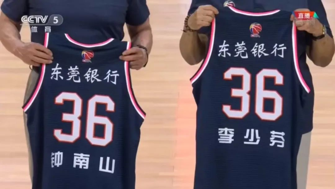 姚明为钟南山夫妇送上球衣,"36号"背后的故事太感人