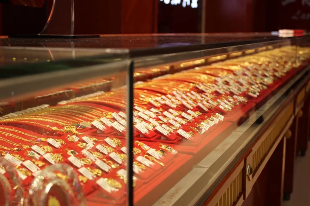 哭笑不得!男子在海口珠宝店抢走金项链,却把手机落下……|珠宝店|被告