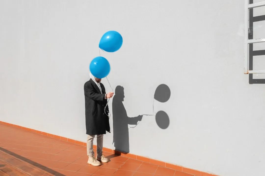 一幅幅心碎的照片,背后正上演着爱情里摸不透的疏离感