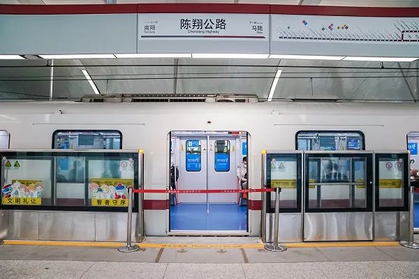 11号线地铁乘客 这站开门不下客