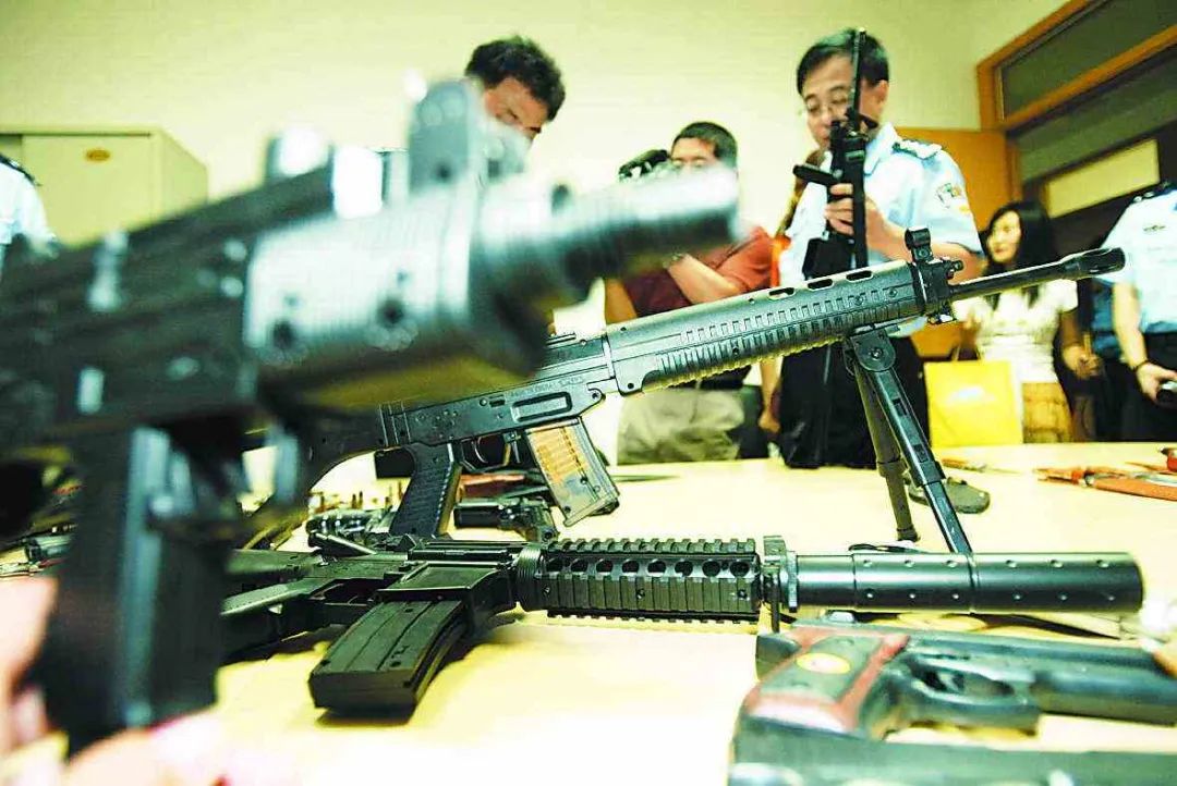 云南警察缴获m1911手枪!厕所里那些卖枪广告真能买到枪吗?|轻武专栏