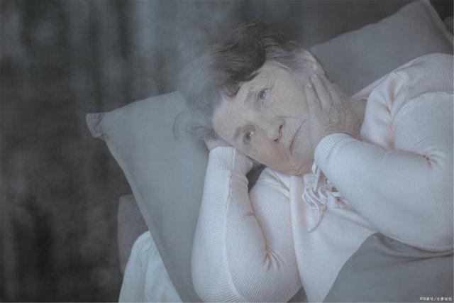 57岁大妈失眠3年,用尽各种方法,老专家简单一招,沾枕头就睡着