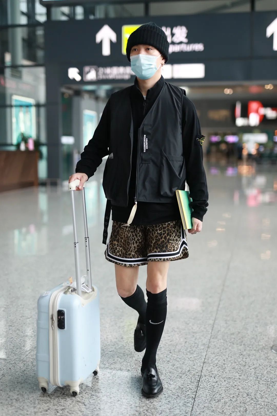 男星街拍黄轩变身滑板boy甜茶和女友出街撒糖