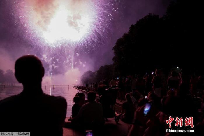 资料图：当地时间2018年7月4日，美国迎来独立日，民众聚集在华盛顿特区国家广场观看烟花表演。