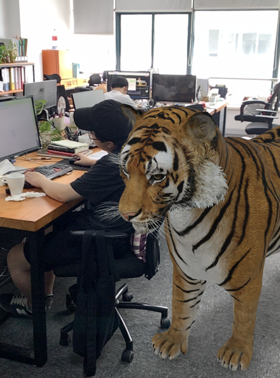 当然,还有老虎相伴哦~同事:你看我屏幕干嘛?把"害怕"打在公屏上!