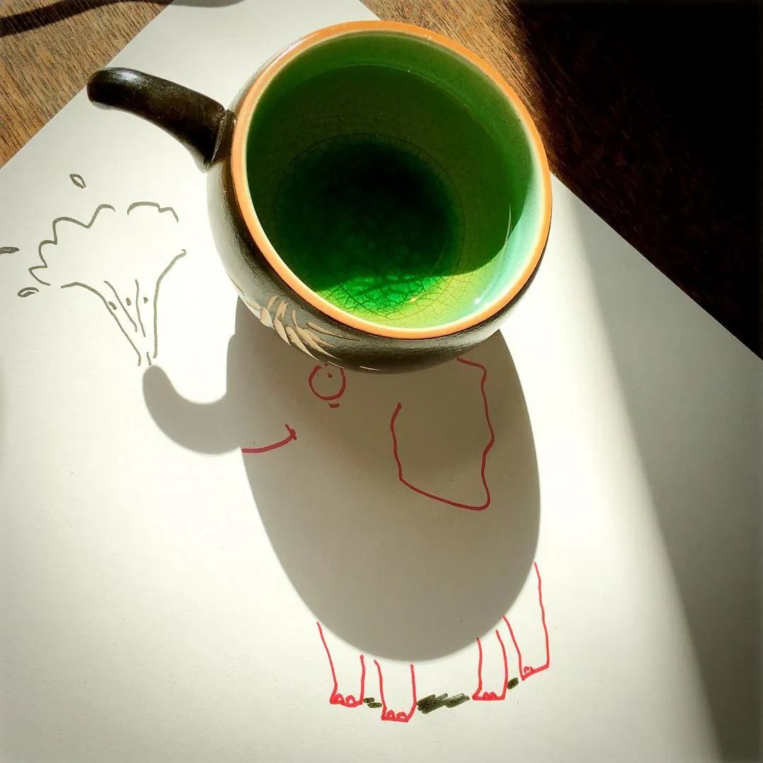 就像这个茶杯变小象,就是他最早期的作品:这个影子艺术的作者名叫