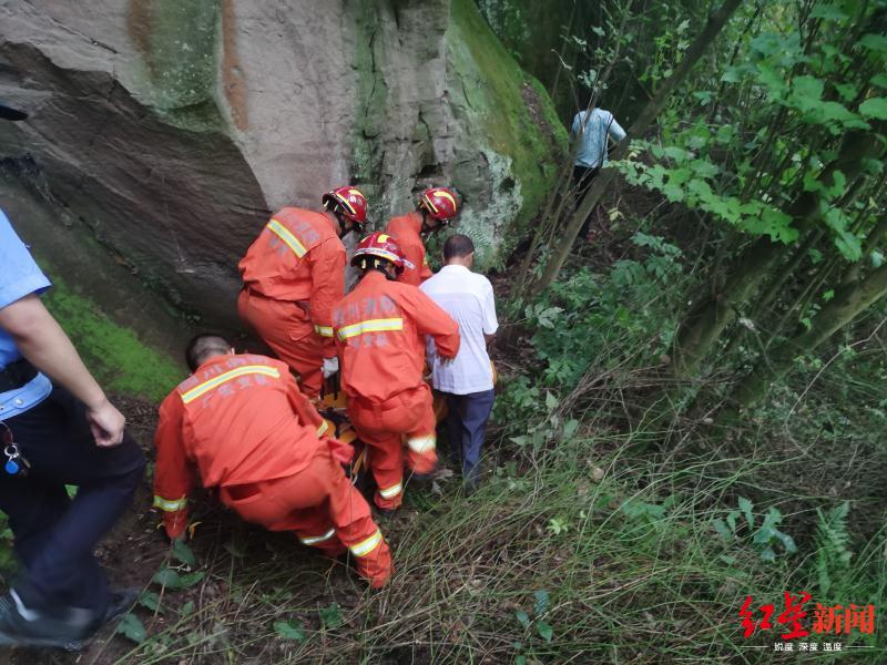 八旬老人不慎跌落悬崖被困数小时,众人合力将其救出