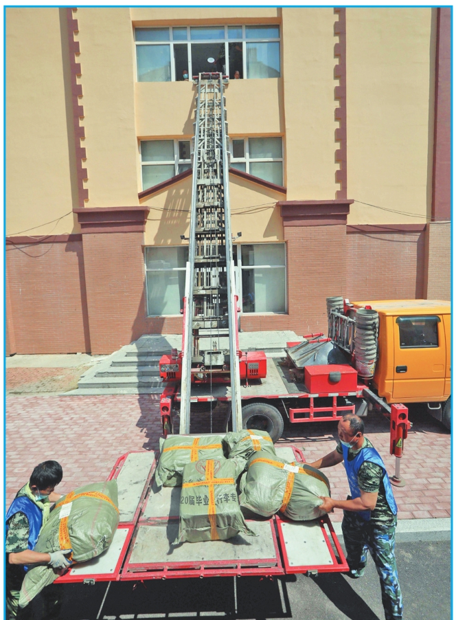 云梯车上阵搬运毕业生行李