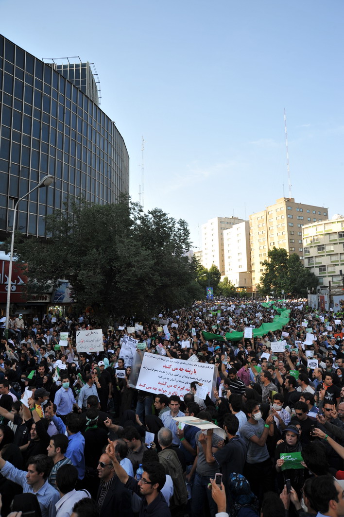 2009年，德黑兰，示威群众聚集在维里阿瑟广场（图/维基百科）