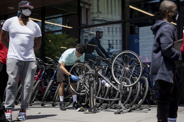 图说：5月21日，工作人员在美国新泽西州泽西城一间自行车店工作。 新华社发 （郭克摄）