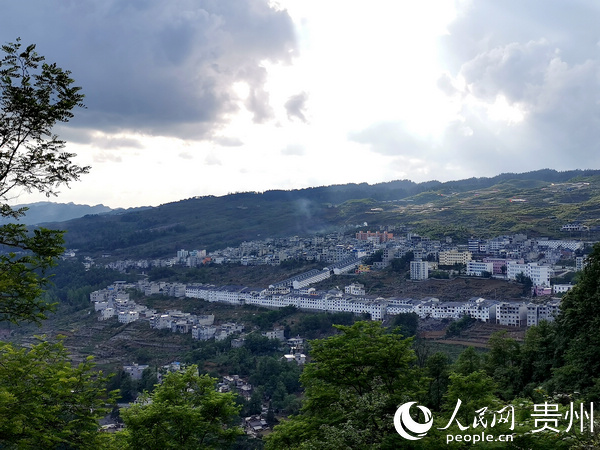 沿河中寨镇易地扶贫搬迁在锯齿山上的"硝烟"