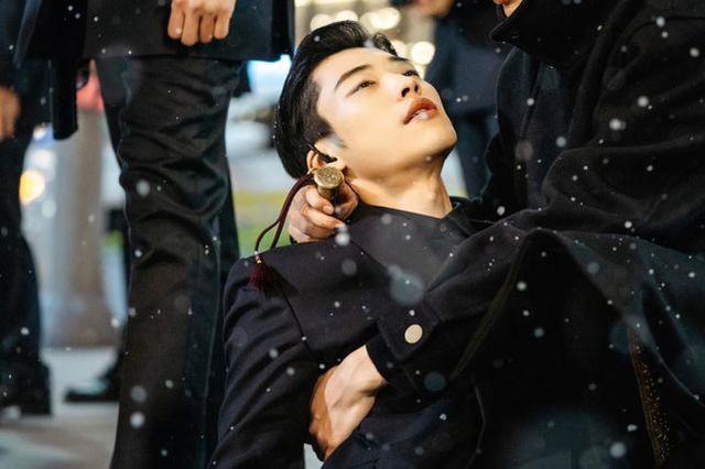 李敏镐为《永远的君主》男二入伍送行,摸头杀兄弟情满分,太甜了