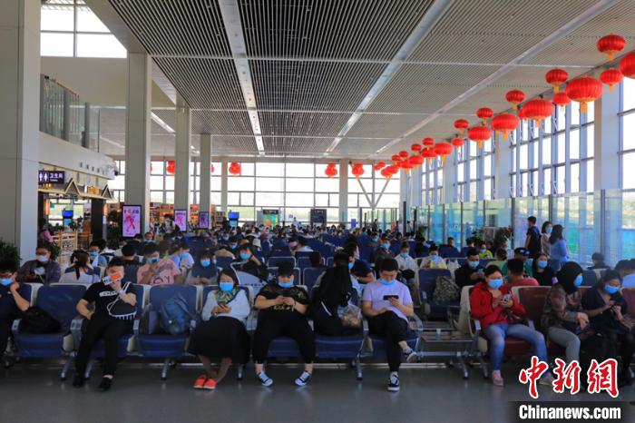 图为西宁曹家堡国际机场内,旅客们正在候机. 孙睿 摄