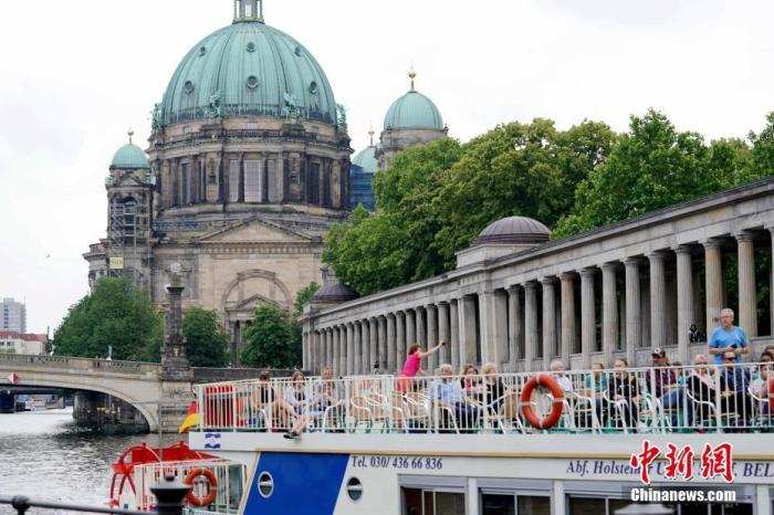 资料图：6月12日下午，一艘游船上的游客以柏林大教堂为背景自拍。 中新社记者 彭大伟 摄