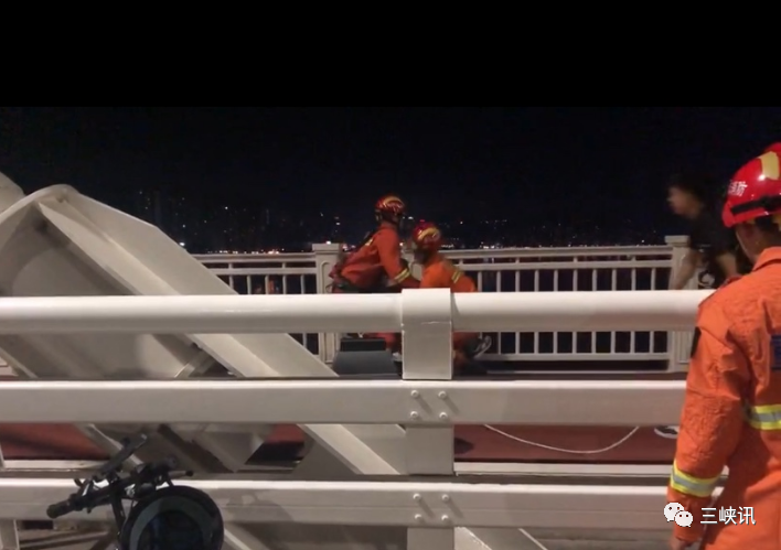 晚上11时20分牌楼长江大桥一男子跳桥轻生结果